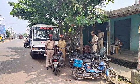 கரியமாணிக்கத்தில் பாதுகாப்பில் ஈடுபட்டுள்ள போலீசார்.