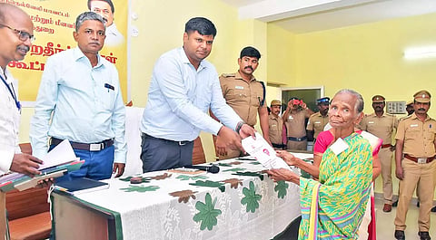 கூட்டத்தில் நலத்திட்ட உதவிகளை கலெக்டர் கார்த்திகேயன் வழங்கிய காட்சி. 