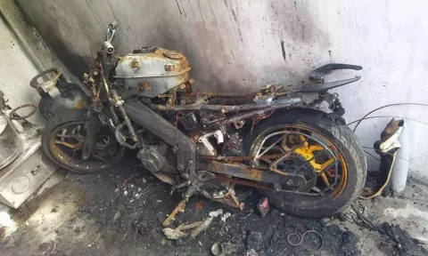 தூத்துக்குடியில் வாலிபரின் மோட்டார் சைக்கிள் தீ வைத்து எரிப்பு- போலீசார் விசாரணை