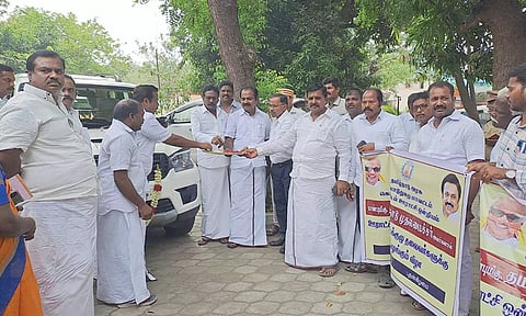 ஊரக வளர்ச்சித் துறை சார்பில் வழங்கப்பட்ட வாகனத்துக்கான சாவியை அமைச்சர் மெய்யநாதன் வழங்கினார்.