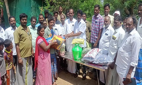 தீ விபத்தில் பாதிக்கப்பட்ட குடும்பத்தினருக்கு சிவக்குமார் எம்.எல்.ஏ. நிவாரண உதவி வழங்கிய போது எடுத்த படம்.
