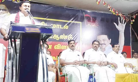 பொதுக்கூட்டத்தில் செய்தித்துறை அமைச்சர் மு.பெ.சாமிநாதன் பேசிய போது எடுத்த படம்.