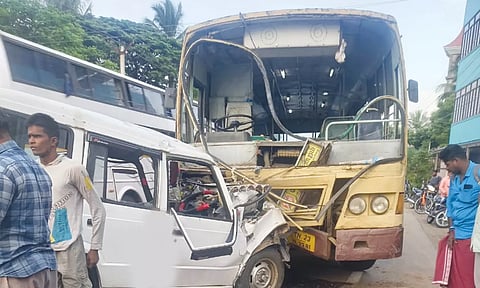 பஸ் மீது கார் மோதி நிற்பதை காணலாம்