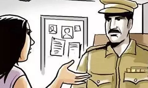 தாயை ஏமாற்றி வீடு, நிலத்தை அபகரித்த மகள் வெளியேறச் சொல்லி வீட்டை சேதப்படுத்தியதாக புகார்