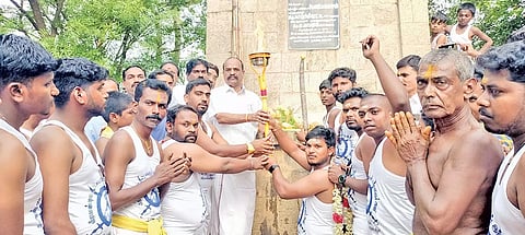 தொடர் ஜோதி ஓட்டத்தை கடம்பூர் ராஜூ எம்.எல்.ஏ. தொடங்கி வைத்த போது எடுத்த படம்.