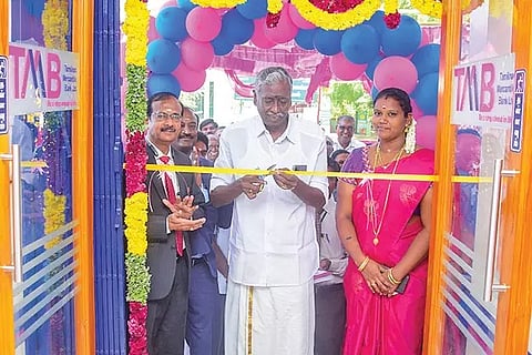 ஏரலில் தமிழ்நாடு மெர்க்கன்டைல் வங்கியின் புதிய கிளையை சேர்மன் அருணாசல சுவாமி கோவில் பரம்பரை அக்தார் அ.ரா.க.அ.கருத்தப்பாண்டியன் திறந்து வைத்த போது எடுத்த படம்.