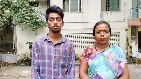 கலெக்டர் அலுவலகத்துக்கு தாயுடன் மனு கொடுக்க வந்த மாணவர்.