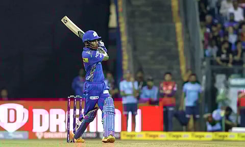 சூர்யகுமார் யாதவ் வெறித்தனம் - குஜராத் அணிக்கு 219 ரன்களை இலக்காக நிர்ணயித்தது மும்பை!