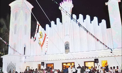 திருவிழா கொடியேற்றத்துடன் தொடங்கிய போது எடுத்த படம்.