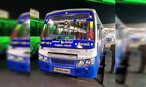 வால்பாறைக்கு நள்ளிரவில் இயக்கப்படும் ஆரசு பஸ்ஸை படத்தில் காணலாம்.