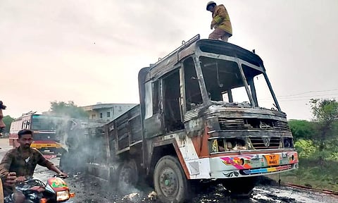 தீ விபத்தில் சேதமடைந்த லாரி.