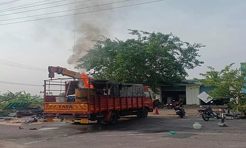 லாரியில் இருந்த கொதிகலன் வெடித்து தீப்பற்றி எரிந்ததை படத்தில் காணலாம்.