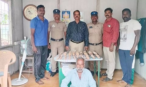 விக்கிரவாண்டி அருகே புதுவையில் இருந்து கடத்தி வரப்பட்ட 7 கிலோ சந்தனக் கட்டை பறிமுதல்- கூலி தொழிலாளி கைது