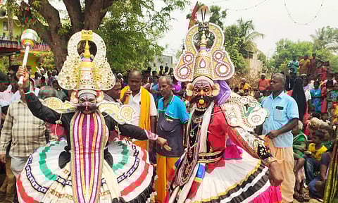 துரியோதனன் பீமன் வேடம் அணிந்த நாடக நடிகர்கள் நடித்தனர்.
