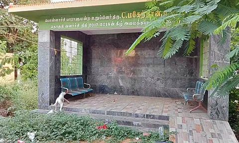 சேதம் அடைந்துள்ள நிழற்குடையை படத்தில் காணலாம்.