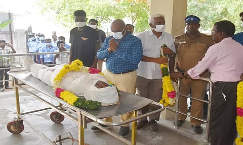 உயிரிழந்த வடமாநில தொழிலாளரின் உடலுக்கு விழுப்புரம் கலெக்டர் பழனி மாலை அணிவித்து இறுதி அஞ்சலி செலுத்தியபோது எடுத்தபடம்.