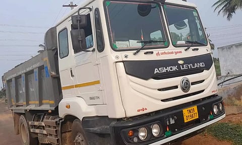 சிறை பிடிக்கப்பட்ட லாரி. 