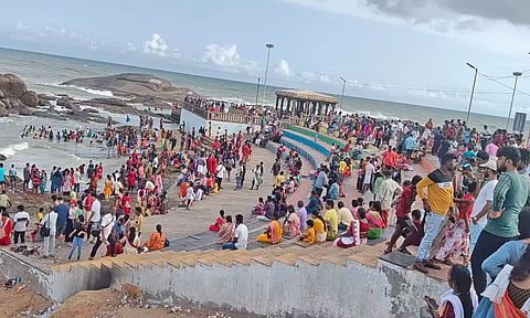 ஞாயிற்றுக்கிழமை விடுமுறை நாளான இன்று கன்னியாகுமரியில் சுற்றுலா பயணிகள் கூட்டம் அலைமோதியது
