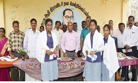 சிங்கனூர் பள்ளி மாணவிகளை கலெக்டர் பழனி பாராட்டிய போது எடுத்த படம்.
