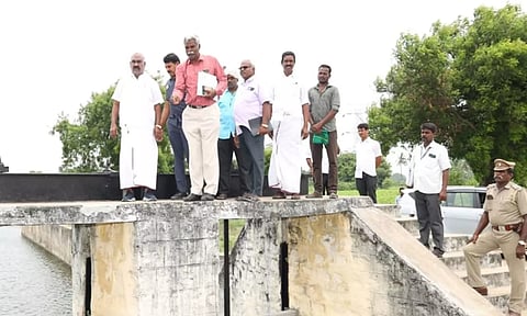 கீரனூர் அணைக் கட்டை அமைச்சர் செஞ்சி மஸ்தான் ஆய்வு செய்த போது எடுத்த படம்.