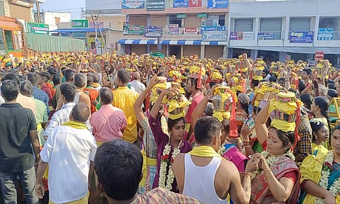 சென்னிமலை காமாட்சியம்மன் பொங்கல் விழாவை முன்னிட்டு பால் அபிஷேகம் நடைபெற்றது. அதையொட்டி பால் குடங்கள் இன்று காலை திருவீதிகளில் ஊர்வலமாக வந்தது.