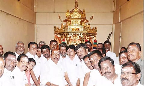 சிவன்மலை முருகன் கோவிலில் தங்கத்தேர் இழுத்து சிறப்பு வழிபாடு செய்த காட்சி. 