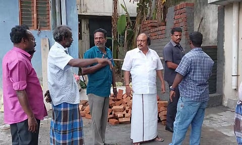 அனிபால் கென்னடி எம்.எல்.ஏ, கட்டிட பணியை தொடங்கிவைத்த காட்சி.