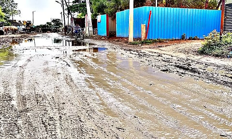 குலமங்கலம் ரோடு சேறும், சகதியுமாக காணப்படுகிறது.