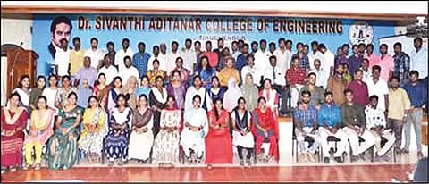 முன்னாள் மாணவர்கள் சந்திப்பு நிகழ்ச்சி நடந்தபோது எடுத்த படம்