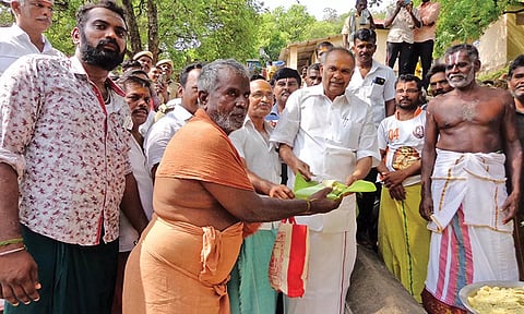 திருக்குறுங்குடி திருமலை நம்பி கோவிலில் சபாநாயகர் அப்பாவு அன்னதானம் வழங்கிய காட்சி.