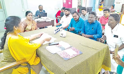 எரிவாயு சிலிண்டர் விநியோகம் குறித்த ஆய்வு கூட்டம் நடைபெற்றது.