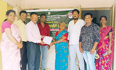 முகாமில் வட்ட வழங்கல் அலுவலரிடம் மனுதாரர் மனு கொடுத்தனர்.