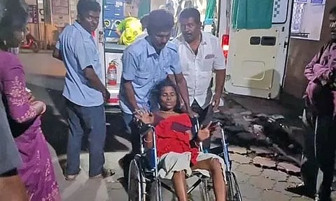 காயம் அடைந்தவர்களை ஆஸ்பத்திரிக்கு அழைத்து சென்ற ஊழியர்கள்.