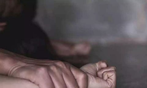 வீட்டில் தூங்கிய இளம்பெண்ணை பலாத்காரம் செய்ய முயன்ற டிரைவர்- பொதுமக்கள் போலீசில் ஒப்படைத்தனர்