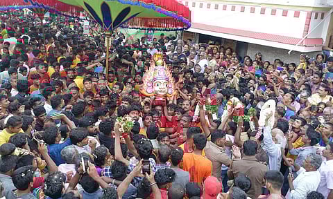 மக்கள் வெள்ளத்தில் மிதந்து வந்த கெங்கையம்மன் சிரசு