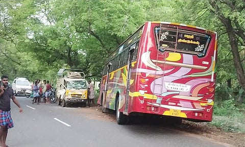 விபத்தில் சிக்கிய தனியார் பஸ்- மினி வேன்.