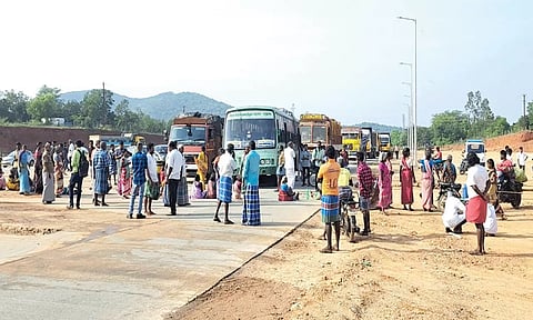 சாலை மறியலில் ஈடுபட்ட கிராம மக்கள்.