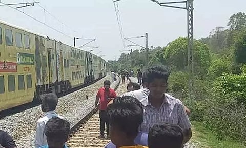 சென்னை-பெங்களூரு டபுள் டக்கர் ரெயில் தடம் புரண்டது