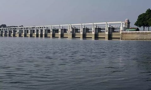 ஆந்திரா விவசாயிகள் சாகுபடிக்கு தண்ணீர் எடுப்பதால் பூண்டி ஏரிக்கு நீர்வரத்து குறைந்தது