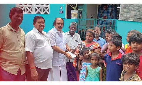 அனிபால் கென்னடி எம்.எல்.ஏ அங்கு சென்று பாதிப்புக்கு உள்ளானவர்களை சந்தித்து ஆறுதல் கூறிய காட்சி.