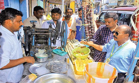 டவுன் பகுதியில் ஒரு கரும்புச்சாறு கடையில் சுகாதார அலுவலர் இளங்கோ தலைமையில் அலுவலகர்கள் ஆய்வு நடத்திய போது எடுத்த படம்.