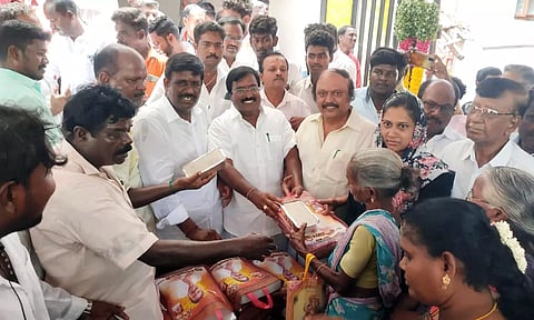 நலத்திட்ட உதவிகள் வழங்கப்பட்ட காட்சி.