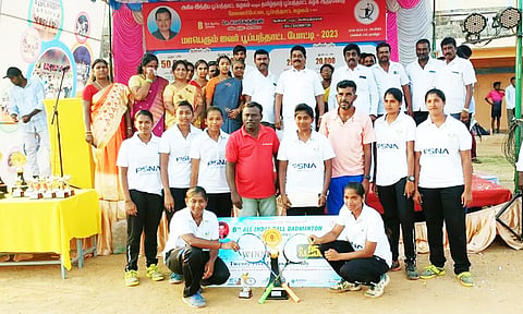 தேசிய ஐவர் பூப்பந்தாட்ட போட்டியில் வெற்றி பெற்றவர்களுக்கு தேவராஜ் எம்.எல்.ஏ. பரிசு வழங்கினார்.