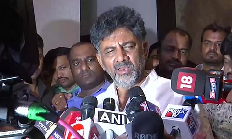 முதல்வர் தேர்வு விவகாரம் - சித்தராமையாவை வாழ்த்திய டிகே சிவகுமார்- டெல்லி பயணத்தை ரத்து செய்தார்!