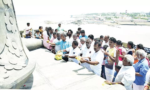 133 அடி உயர திருவள்ளுவர் சிலையில் தமிழ் அறிஞர்கள் மலர் அஞ்சலி