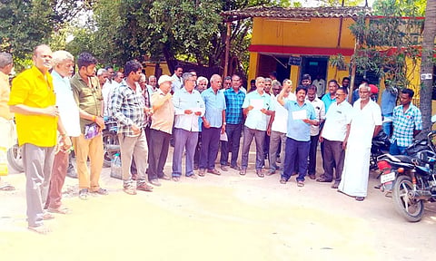கூட்டுறவு சர்க்கரை ஆலை முன்பு ஆர்ப்பாட்டம் நடந்தது.