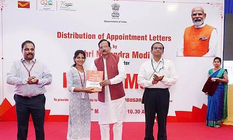புதிதாக நியமனம் செய்யப்பட்ட பணியாளருக்கு மத்திய மந்திரி பணி ஆணையை வழங்கிய போது எடுத்த படம்.