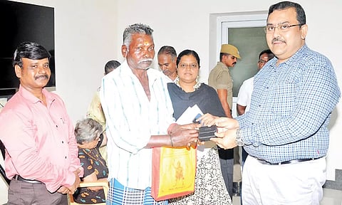 நலத்திட்ட உதவிகளை கலெக்டர் ரவிச்சந்திரன் வழங்கிய காட்சி.