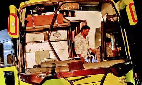  பஸ் முன்பக்கம் கண்ணாடி மற்றும் எஞ்சின் சேதம் அடைந்த காட்சி.