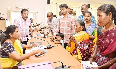 தருமபுரி மாவட்ட கலெக்டர் அலுவலக கூடுதல் கூட்டரங்கில், மக்கள் குறைதீர்க்கும் நாள் கூட்டம் கலெக்டர் சாந்தி, தலைமையில் நடைபெற்றது.